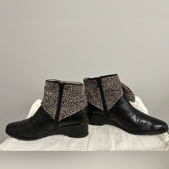VINTAGE FRENCH LEOPARD BOW WEDGE BOOTS - Picture 2 of 6